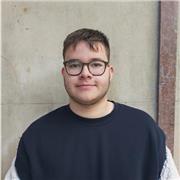 Profesor de inglés con un título C1 que tiene ganas de impartir su conocimiento y que da clases en Valencia a alumnos que quieran aprender.